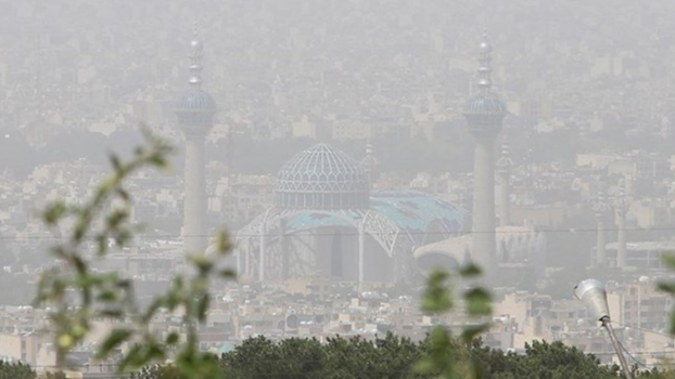 Versmogte, entsprechend undurchsichtige, Sicht auf Teheran von einem Aussichtspunkt.