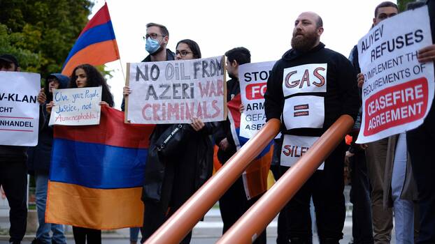 Armenier*nnen protestieren in Berlin gegen die aktuellen Militärschläge durch Aserbaidschan.