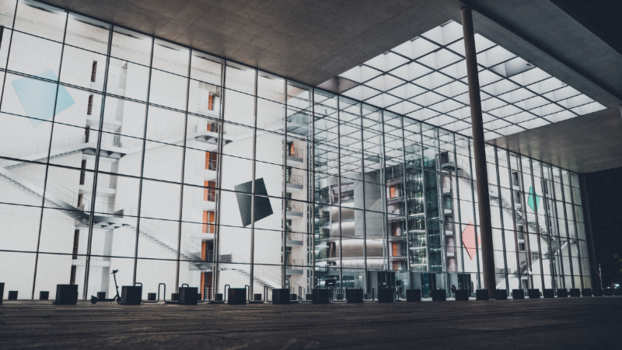 Blick auf Glasfront des Bundestages 