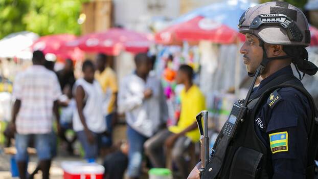 Polizist aus Ruanda patrouilliert auf der Straße in Palma, Mosambik, 18. Dezember 2024