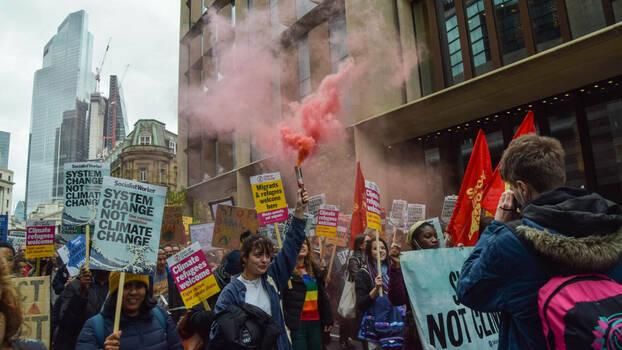 Tausende von Menschen demonstrierten am 6. November 2021 in London im Rahmen des Globalen Aktionstages für Klimagerechtigkeit
