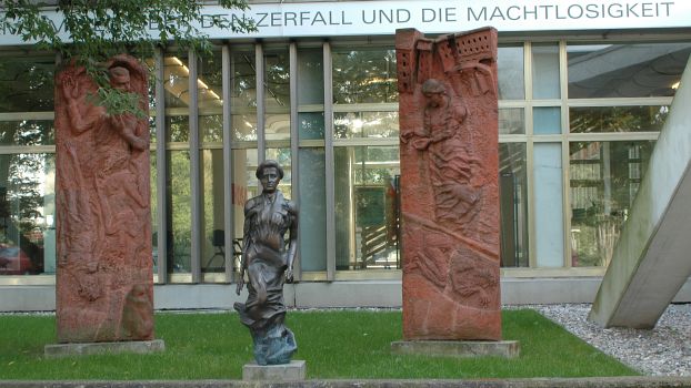 Rosa-Luxemburg-Skulptur vor dem FMP1 in Berlin